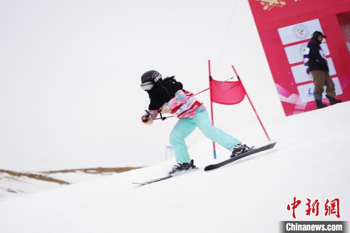 全国青少年滑雪巡回赛宁夏站在泾源县六盘山脚