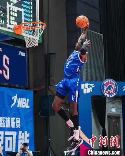 湾仔修顿体育馆上演NBL第20轮：香港金牛队大胜江