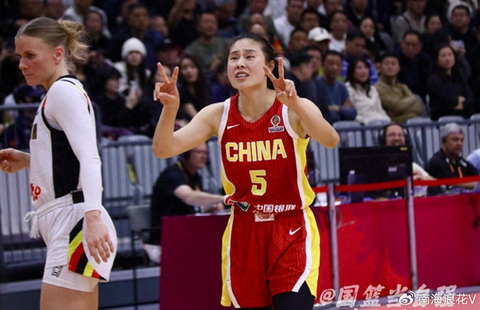 中国女篮提前晋级世界杯，年轻球员表现令教练