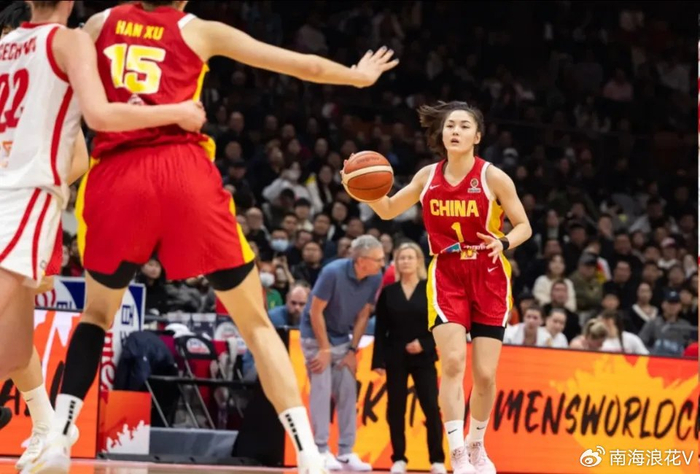 中国女篮提前晋级世界杯，年轻球员表现令教练