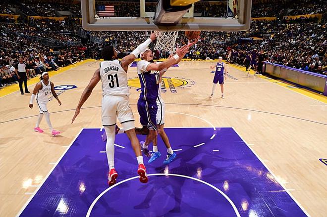 湖人末节发力大胜篮网 海斯10+8+5盖帽成关键先生