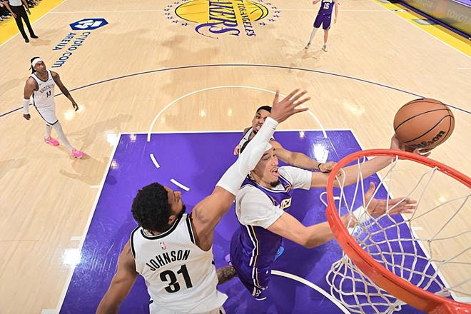 湖人末节发力大胜篮网 海斯10+8+5盖帽成关键先生