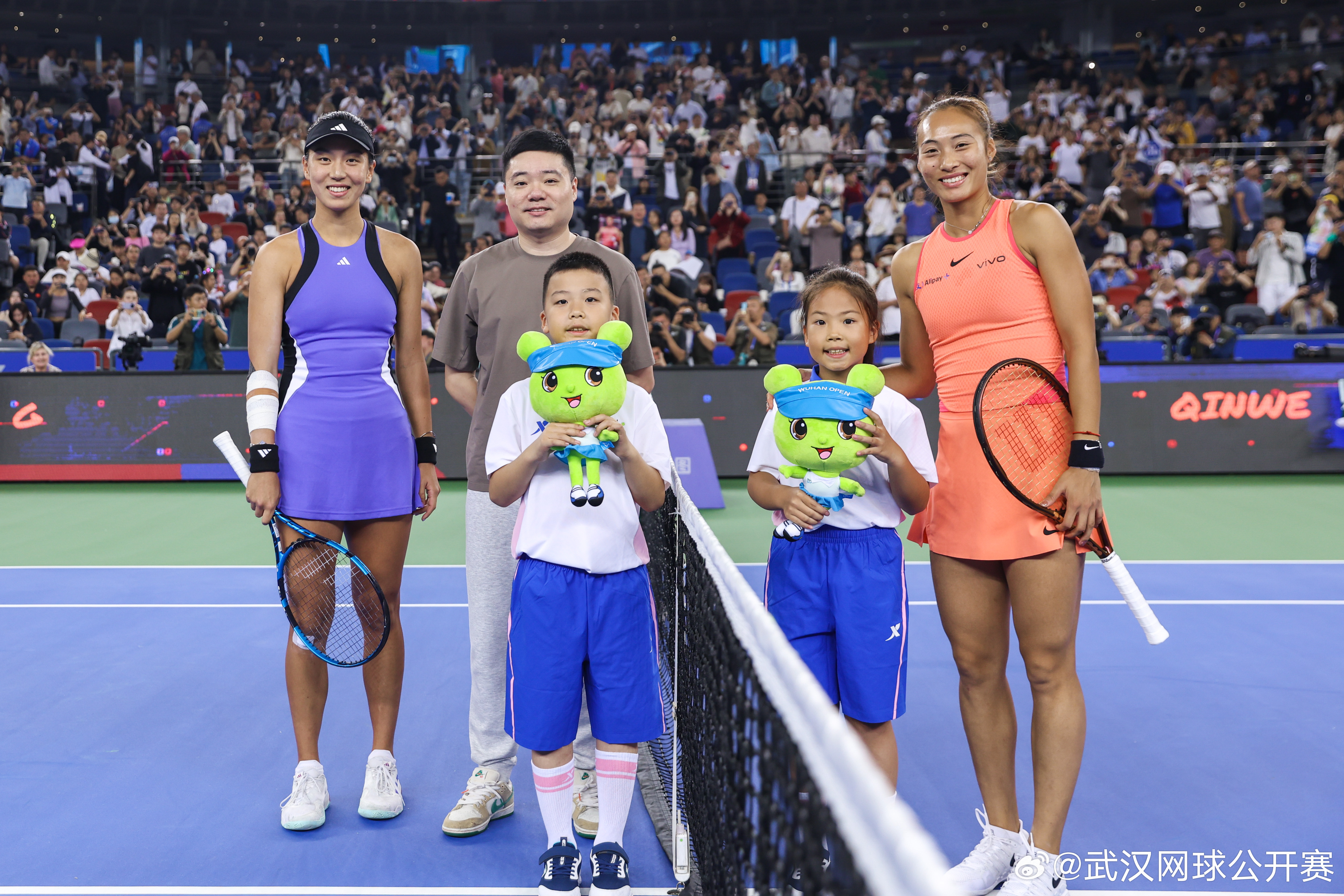 郑钦文击败王欣瑜赢下中国金花德比,首次闯入