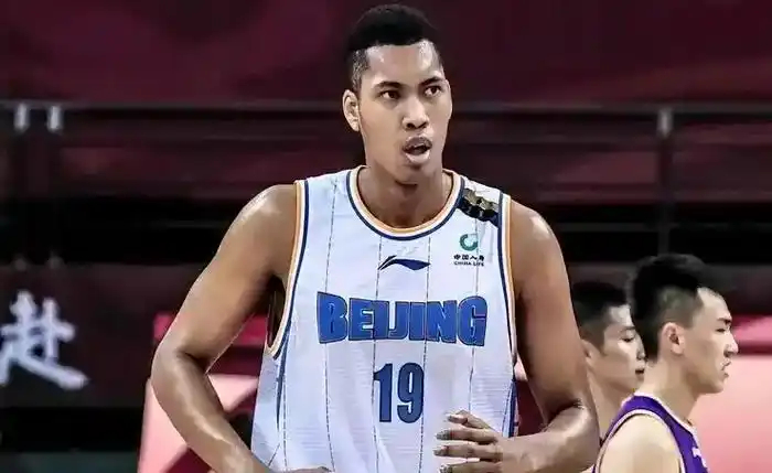 首钢男篮遭上海逆转 丘天五年长约成交易阻碍